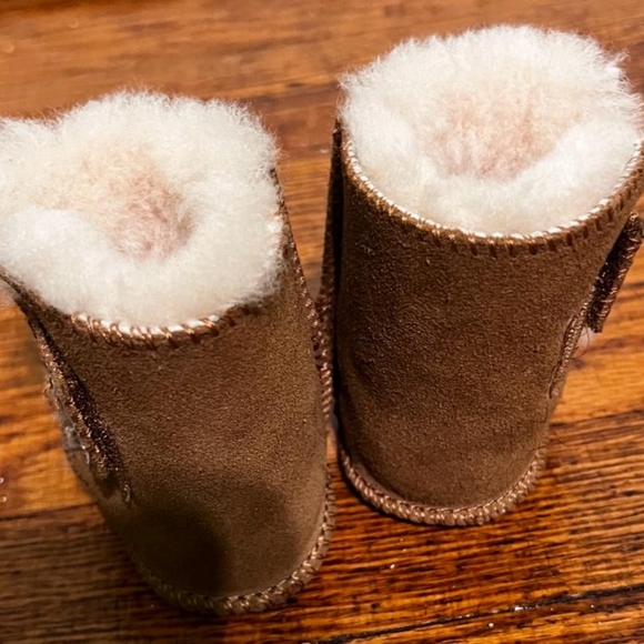 Baby unisex uggs for new borns worn only once great condition. - Picture 2 of 4